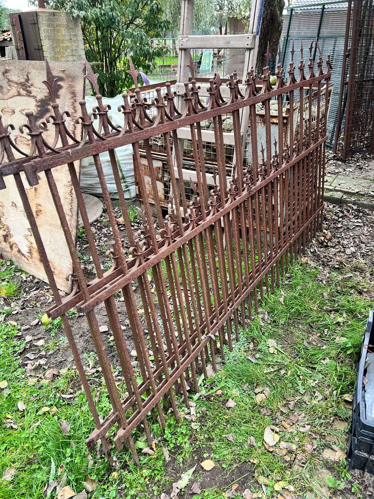 Antieke sierhekken / smeedijzeren hekwerk – ca. 15 meter — foto 1 van 2