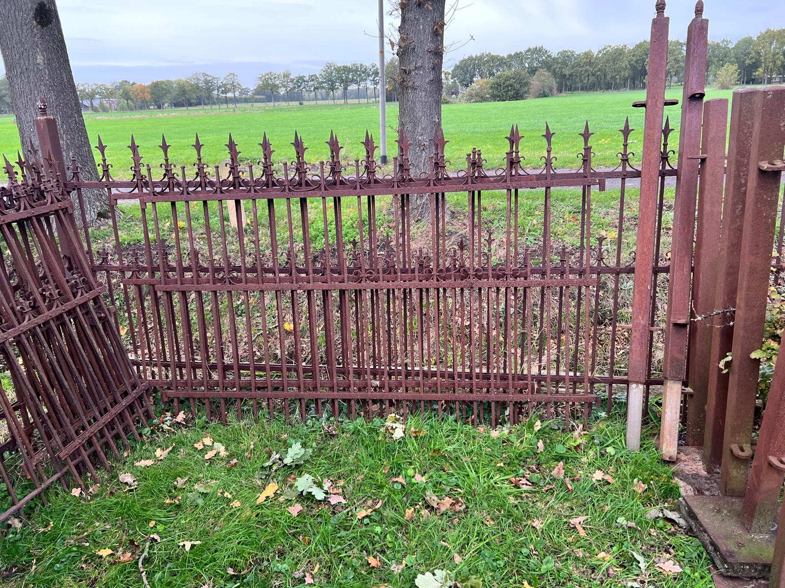 Antieke sierhekken / smeedijzeren hekwerk – ca. 15 meter — foto 2 van 2