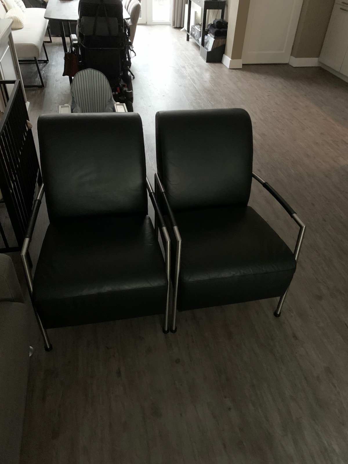 2 zwarte lederen stoelen — foto 1 van 3