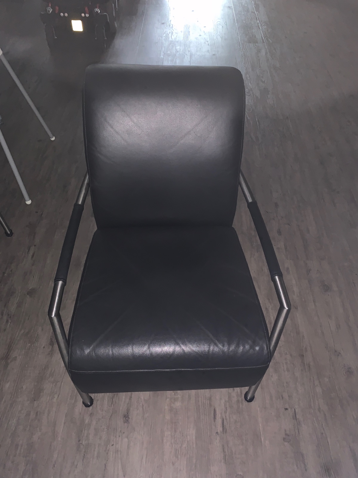 2 zwarte lederen stoelen — foto 2 van 3