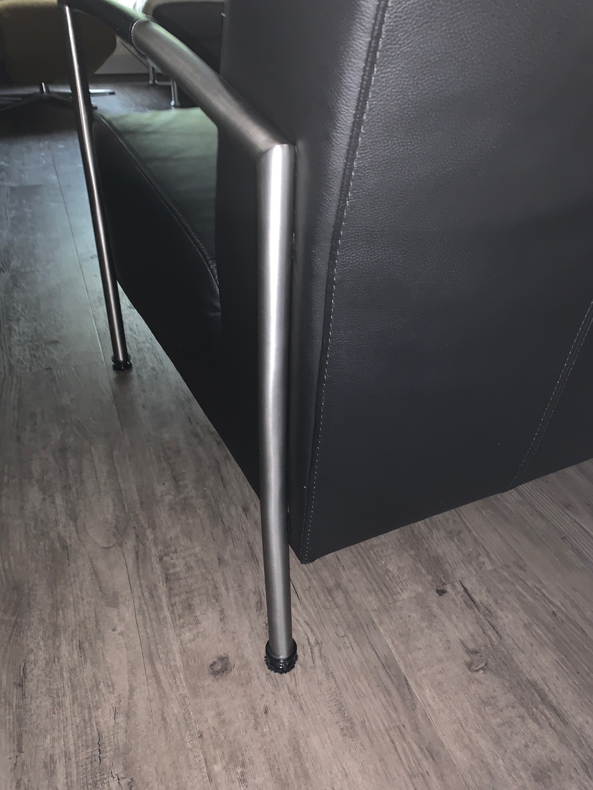 2 zwarte lederen stoelen — foto 3 van 3