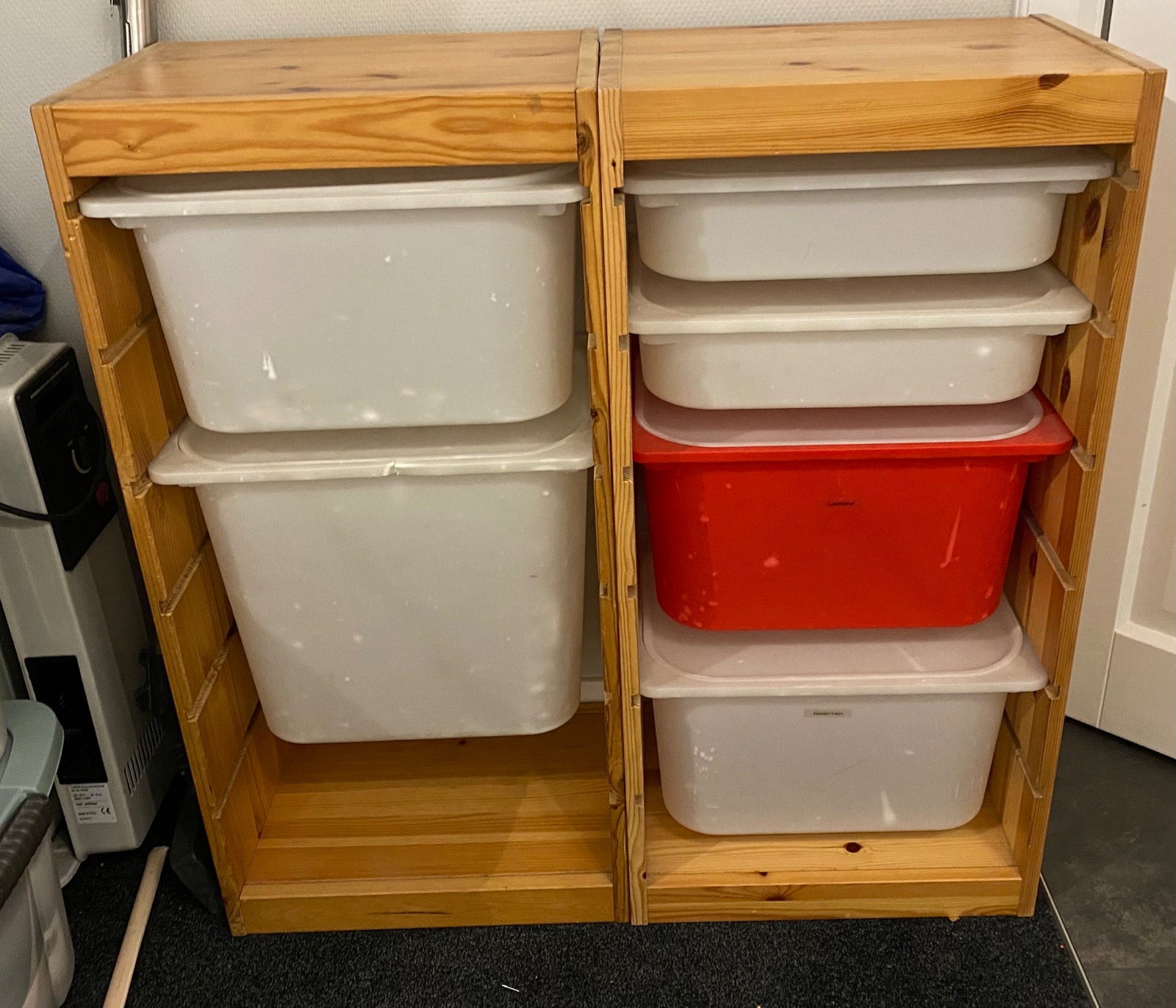 Kast met opbergbakken van IKEA 